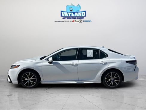 Used 2023 Toyota Camry SE image 2