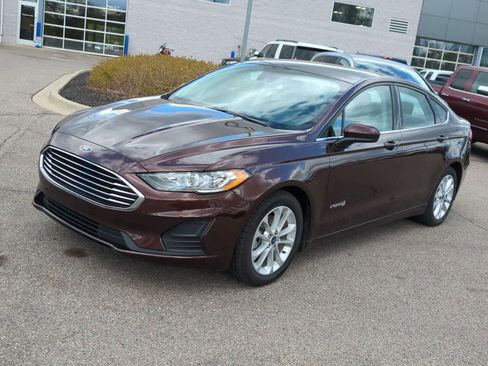 Used 2019 Ford Fusion SE FWD image 4