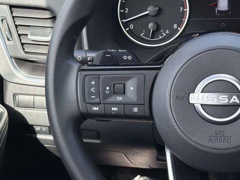 Used 2023 Nissan Rogue SV image 12