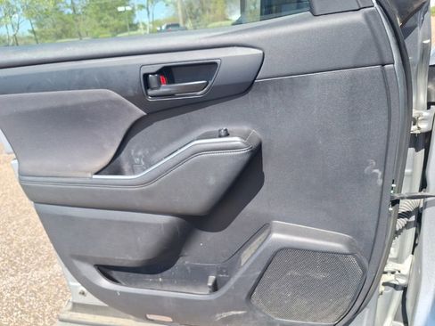 Used 2021 Toyota Highlander LE image 17