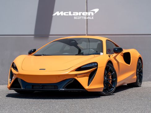 Used 2023 McLaren Artura RWD image 2