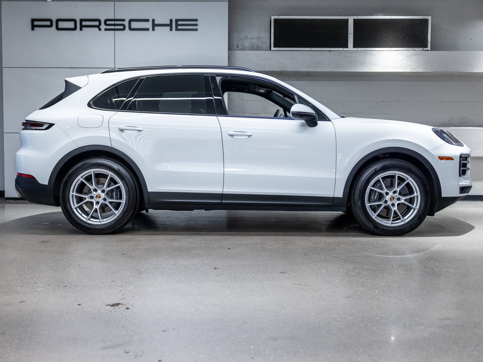 Certified 2024 Porsche Cayenne AWD/4WD image 9