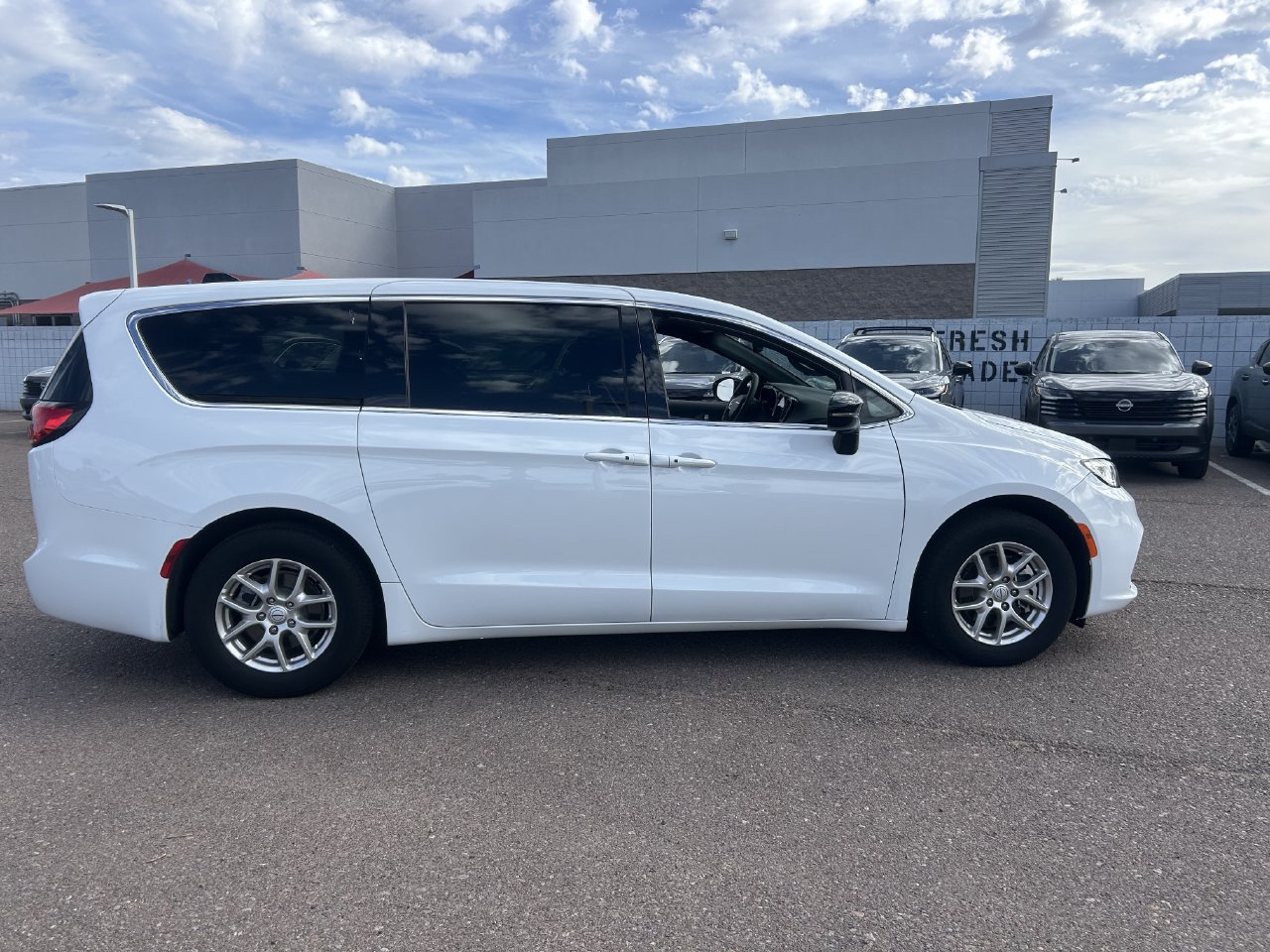 Used 2026 Chrysler Pacifica Select FWD image 9