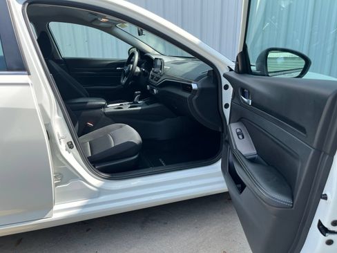 Used 2025 Nissan Altima 2.5 SV FWD image 16