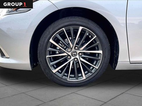 Used 2025 Lexus ES 350 w/ Premium Package FWD image 9