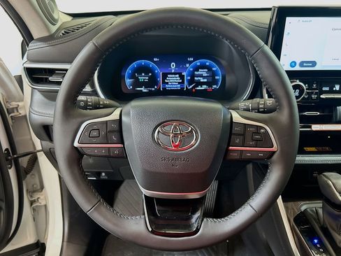 Used 2025 Toyota Highlander Platinum AWD/4WD image 9