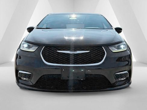 Used 2023 Chrysler Pacifica Touring-L FWD image 2