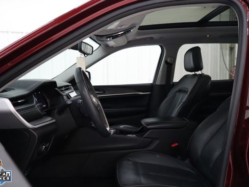 Used 2023 Jeep Grand Cherokee L Limited w/ Black Appearance Package AWD/4WD image 11