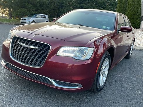 Used 2018 Chrysler 300 Touring image 11