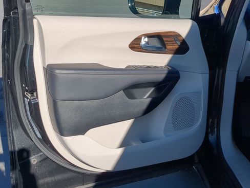 Used 2024 Chrysler Pacifica Limited image 14