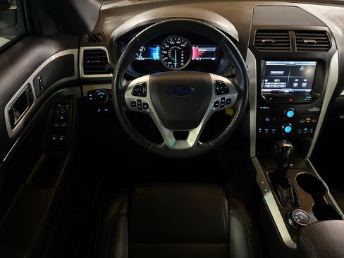Used 2014 Ford Explorer XLT w/ Equipment Group 202A image 32