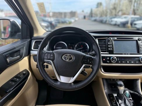 Used 2018 Toyota Highlander XLE image 24