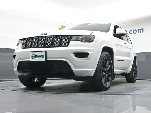 Used 2019 Jeep Grand Cherokee Altitude AWD/4WD image 6