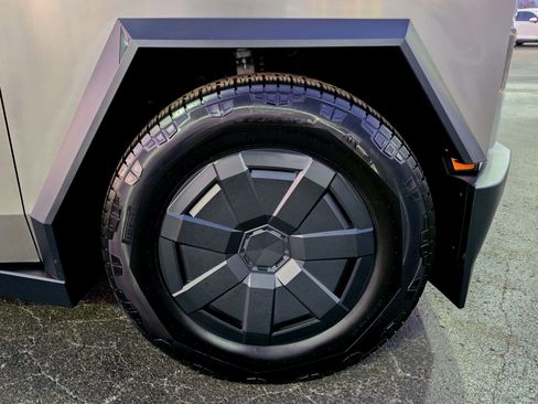 Used 2025 Tesla Cybertruck AWD Crew Cab image 16