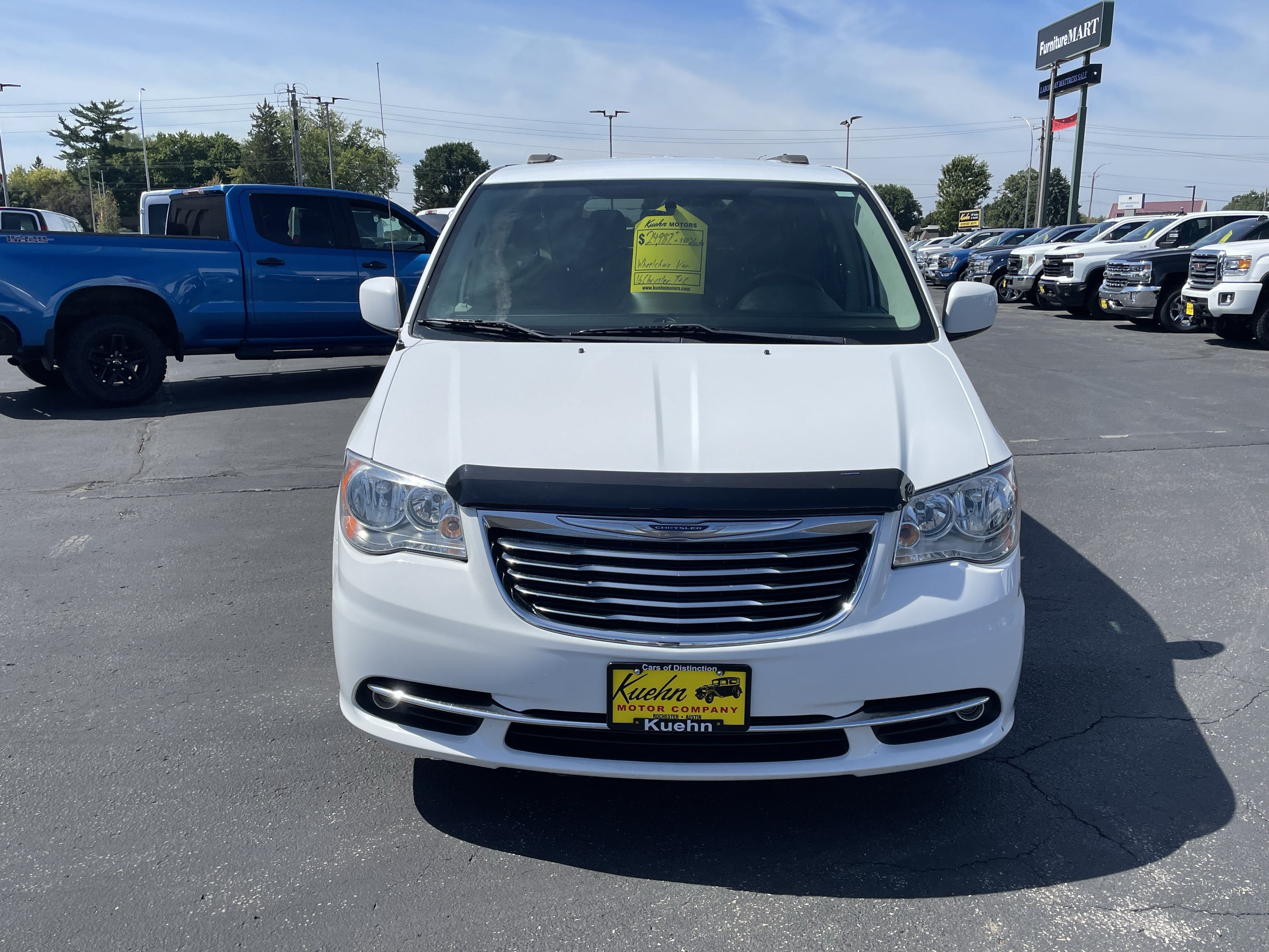 Used 2016 Chrysler Town & Country Touring FWD image 3