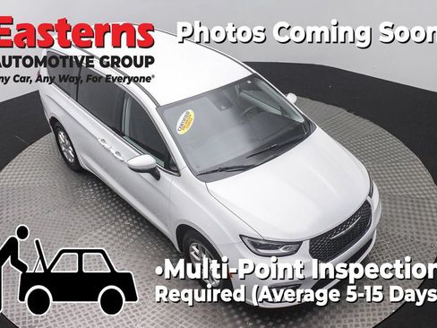 Used 2023 Chrysler Pacifica Touring-L FWD image 3