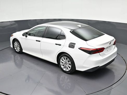 Used 2019 Toyota Camry LE FWD image 18