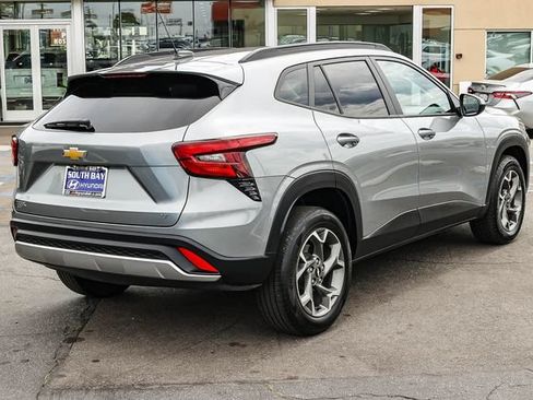 Used 2025 Chevrolet Trax LT FWD image 6
