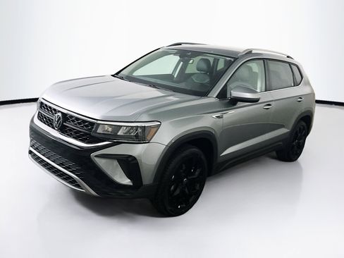 Used 2024 Volkswagen Taos SE image 3