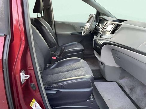 Used 2014 Toyota Sienna SE image 12