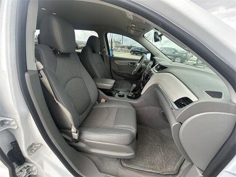 Used 2017 Chevrolet Traverse LT image 29