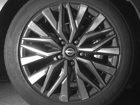 Used 2025 Nissan Altima 2.5 SV FWD image 13