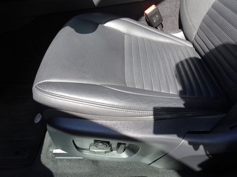 Used 2023 Land Rover Discovery Sport SE image 15