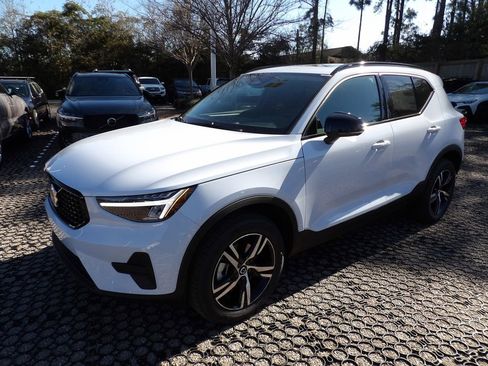 New 2026 Volvo XC40 B5 Core w/ Climate Package image 3