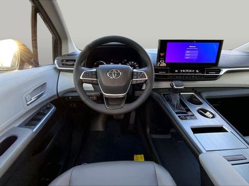 Used 2026 Toyota Sienna XLE FWD image 6