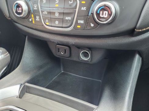 Used 2020 Chevrolet Traverse LT image 20