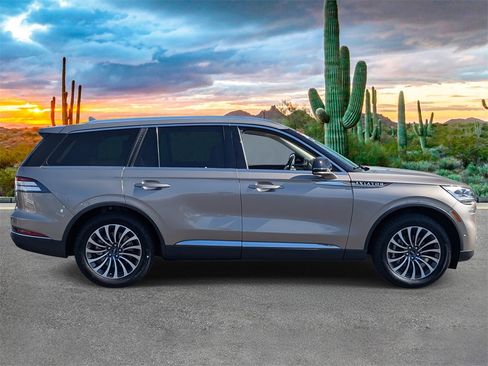 Used 2020 Lincoln Aviator Reserve w/ Equipment Group 201A image 2