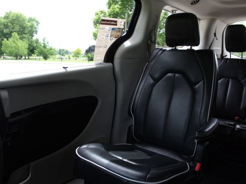Used 2023 Chrysler Pacifica Limited FWD image 13
