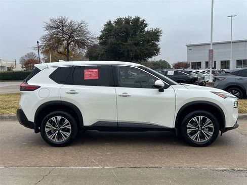 Certified 2021 Nissan Rogue SV image 3