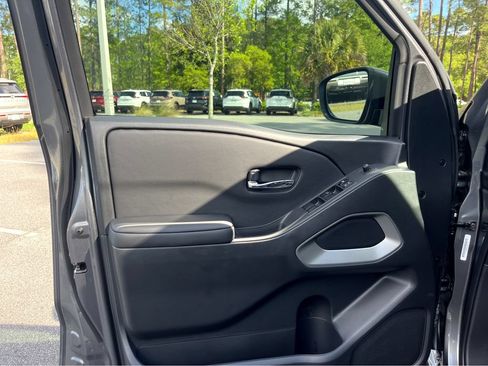 Used 2025 Nissan Frontier SV RWD image 25