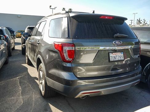 Used 2017 Ford Explorer XLT image 4