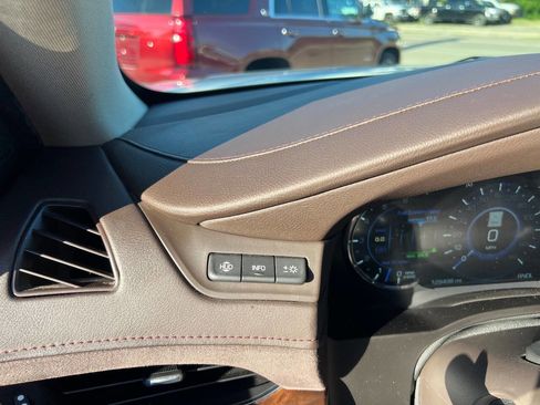 Used 2017 Cadillac Escalade ESV Luxury image 16