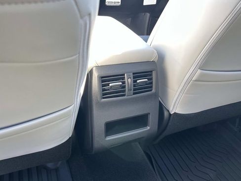 Used 2025 Mitsubishi Outlander SE image 18