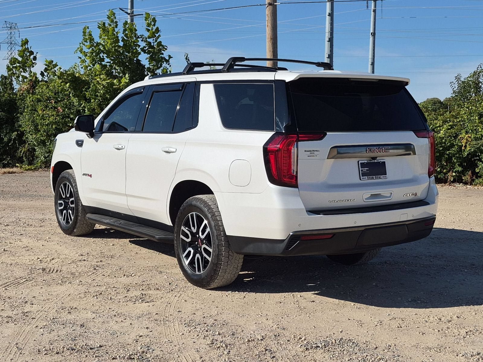 Used 2023 GMC Yukon AT4 w/ Technology Package AWD/4WD image 3