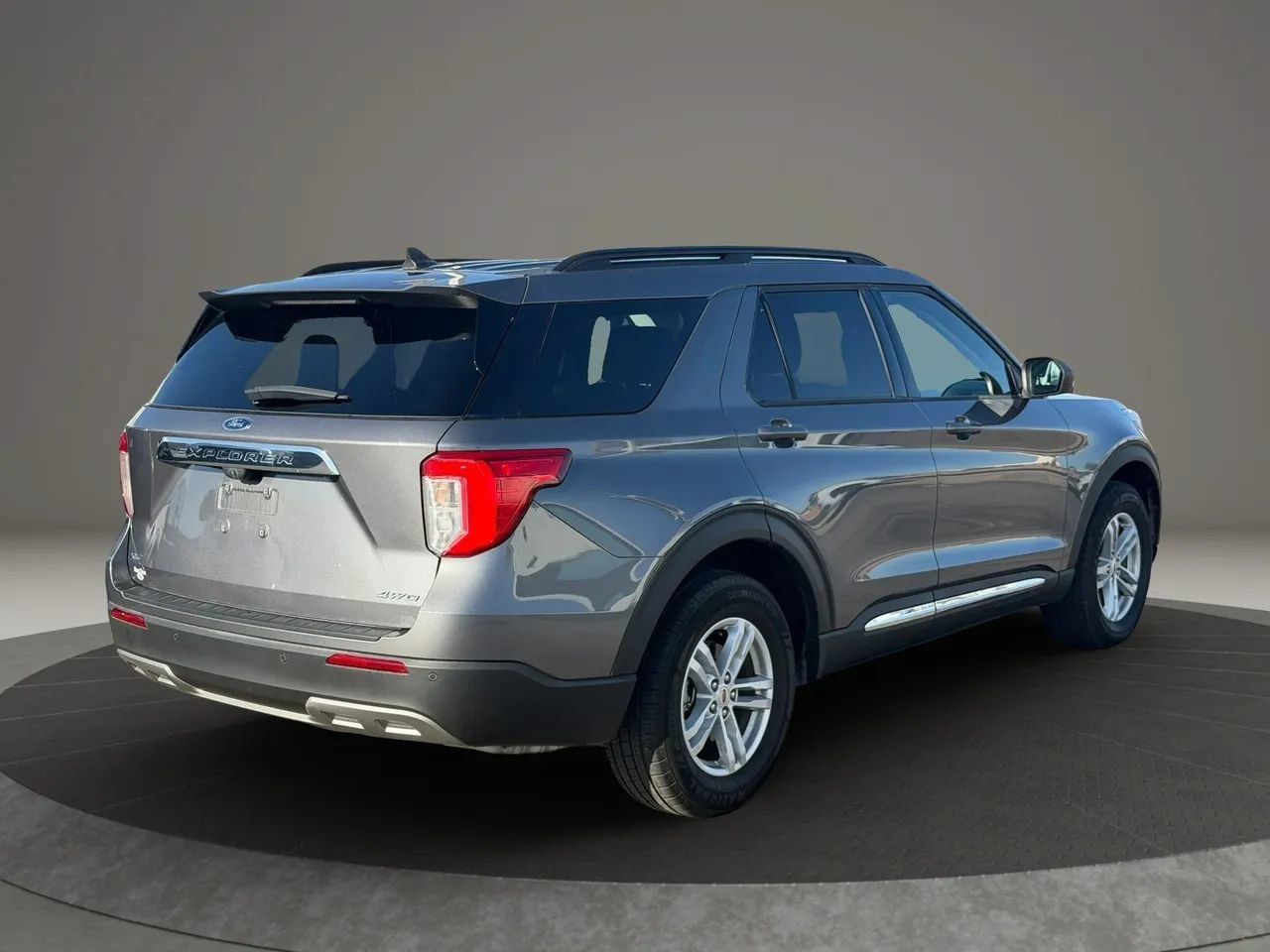 Used 2021 Ford Explorer XLT w/ Equipment Group 202A AWD/4WD image 6