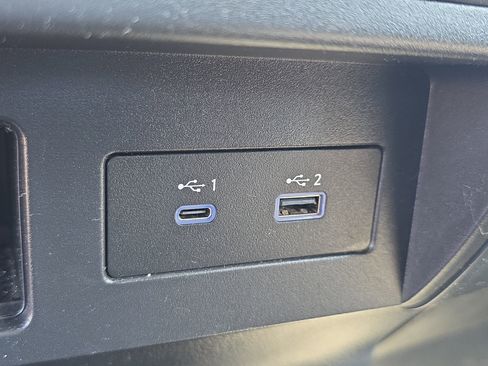 Used 2022 Nissan Titan S image 30