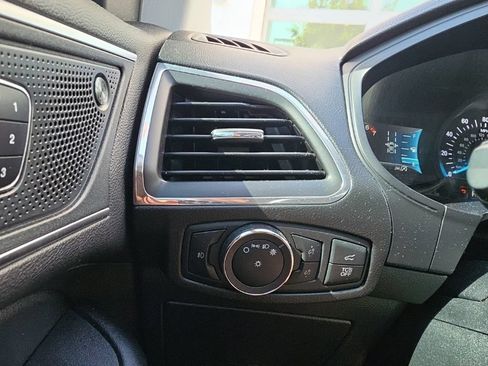 Used 2022 Ford Edge Titanium AWD/4WD image 18