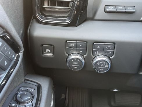 Used 2025 GMC Sierra 2500 AT4 w/ AT4 Premium Plus Package image 18