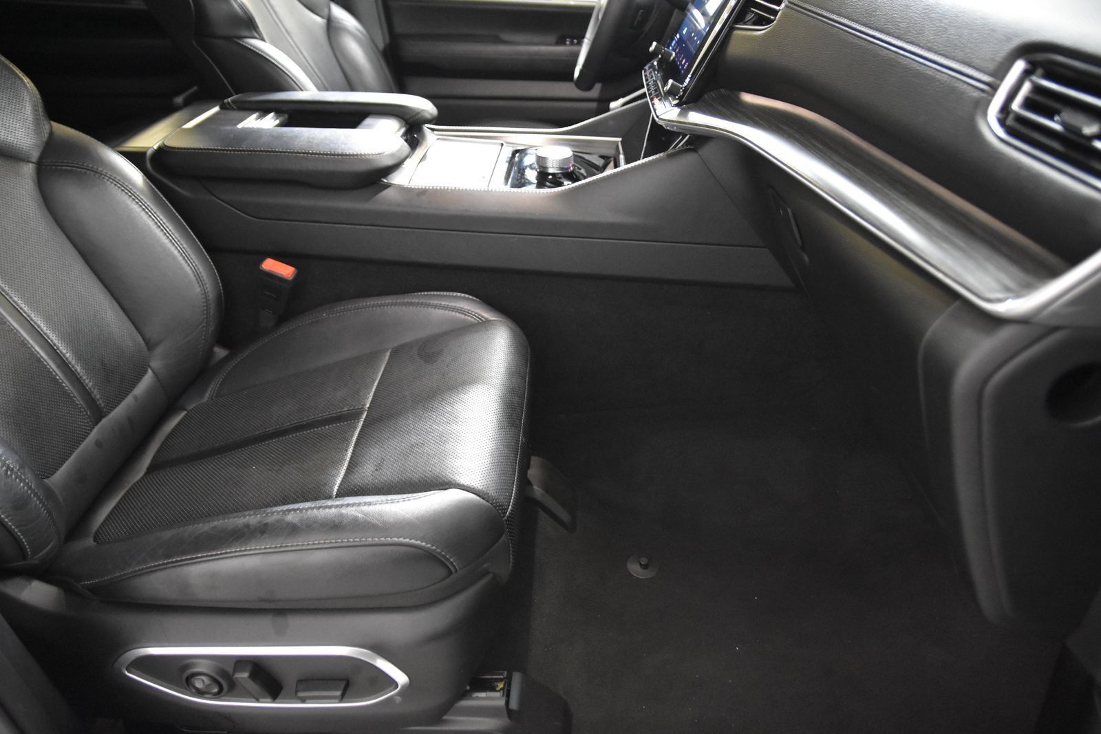 Used 2024 Jeep Wagoneer Series II w/ Flexible Seating Group RWD image 38