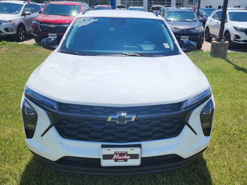 Used 2026 Chevrolet Trax LT w/ Driver Confidence Package FWD image 2