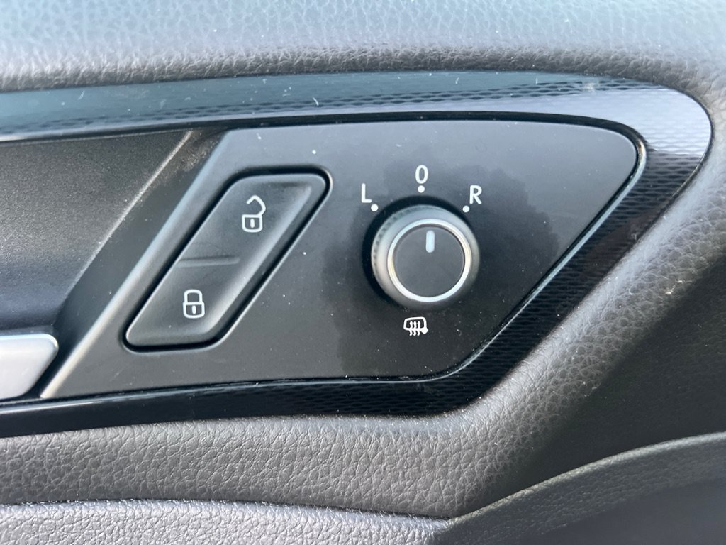 Used 2017 Volkswagen Golf 4-Door FWD image 24