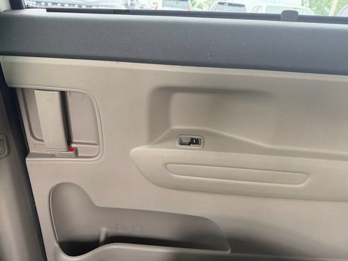 Used 2018 Kia Sedona LX w/ LX Essentials Premium Package FWD image 32