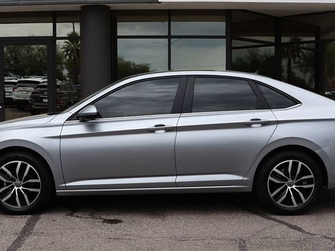 Used 2025 Volkswagen Jetta SE FWD image 8
