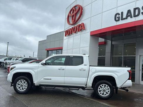 Certified 2025 Toyota Tacoma SR5 AWD/4WD image 5