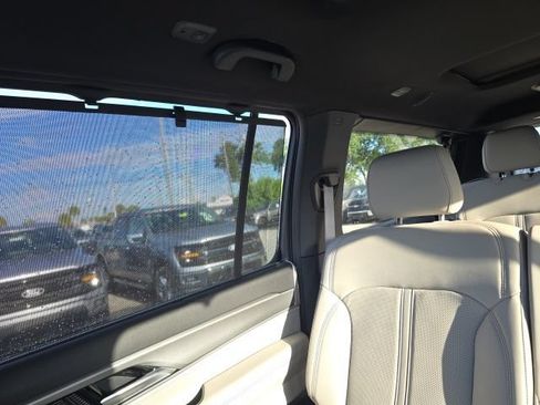 Used 2025 Jeep Wagoneer L Series III w/ Premium Group I AWD/4WD image 18