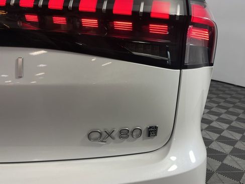 Used 2025 INFINITI QX80 Sensory image 10